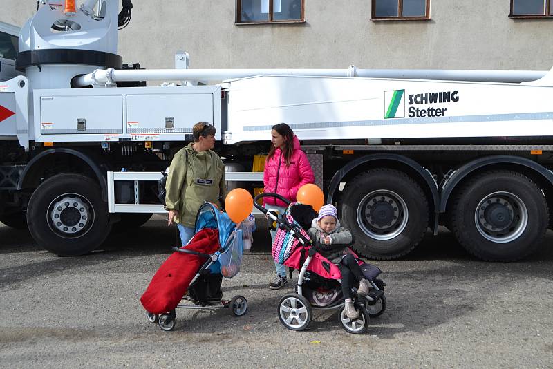 V sobotu navštívily Školní statek Měšice při příležitosti Dne zemědělců stovky lidí.