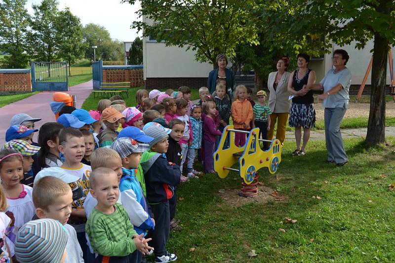 Nové prvky na hřišti u mateřské školy na Sídlišti nad Lužnicí.