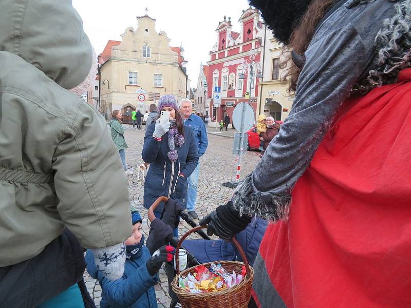 Mikulášská nadílka na Žižkově náměstí v Táboře v neděli 5. prosince.