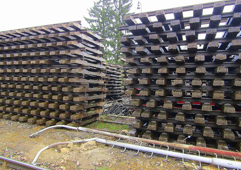 Od neděle 11. září jezdí vlaky po jedné koleji nové přeložky IV. koridoru Doubí u Tábora a Soběslav. Stará trať je postupně rozebírána, nejdříve bylo odstraněno trakční vedení, mizí i kolejiště, pražce a další součásti. Složiště materiálu vzniklo v bývalé