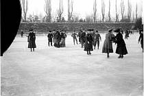 Plavci a bruslaři na táborském Jordáně. Uvidíte i Husův park. Fotografie pocházejí z táborského atelieru Šechtl a Voseček