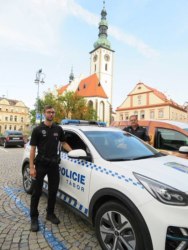 Strážníci Městské policie Tábor Petr Bohuslávek (54) a Jiří Rýc (27) poskytli bezodkladnou přednemocniční péči zraněnému muži na kolejích v zastávce Čápův Dvůr.