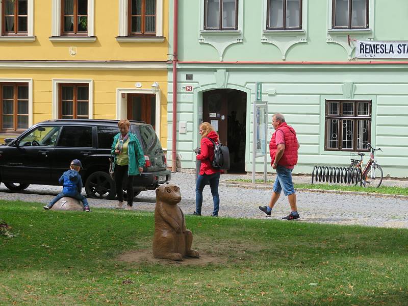 Zámeckou zahradu v Bechyni do konce září zdobí extravagantní díla známého českého sochaře Davida Černého.