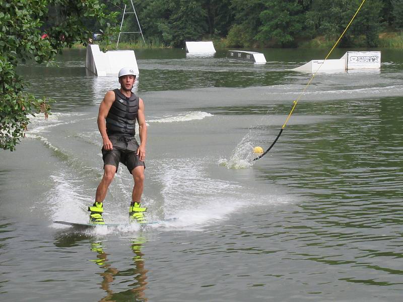 Kemp Karvánky mezi Soběslaví a Veselím nad Lužnicí hostil v sobotu 15. srpna již popáté závodníky na wakeboardech a wakeskatech.