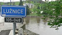 Deště zvedly v polovině května 2021 hladinu řeky Lužnice. Na snímku Koloděje nad Lužnicí v sobotu 15. května.
