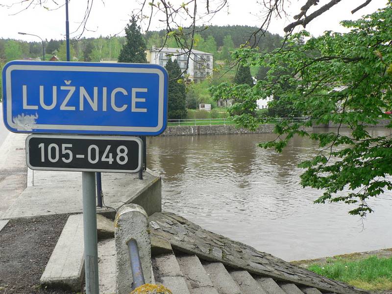 Deště zvedly v polovině května 2021 hladinu řeky Lužnice. Na snímku Koloděje nad Lužnicí v sobotu 15. května.