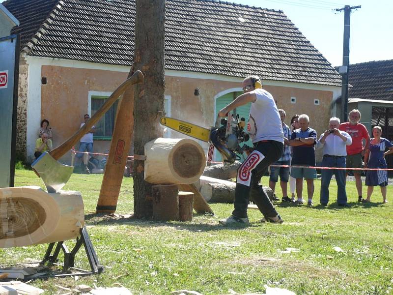 Ve Zlukově se setkali rodáci a měli i dřevorubeckou show