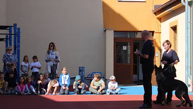 Psovodi Vězeňské služby ČR z Plzně předvedli ve středu 4. října svého služebního psa žákům Základní školy v Plané nad Lužnicí.