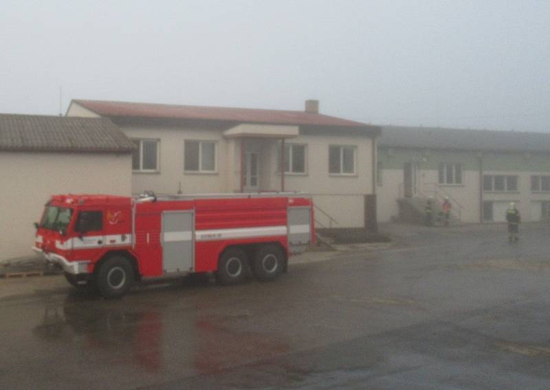 Druhý stupeň požárního poplachu byl vyhlášen v pátek odpoledne při požáru v Choustníku. Na místě zasahovali profesionálové ze Soběslavi a Tábora a dobrovolní hasiči z Plané nad Lužnicí, Choustníku, Tučap, Chýnova a Deštné.