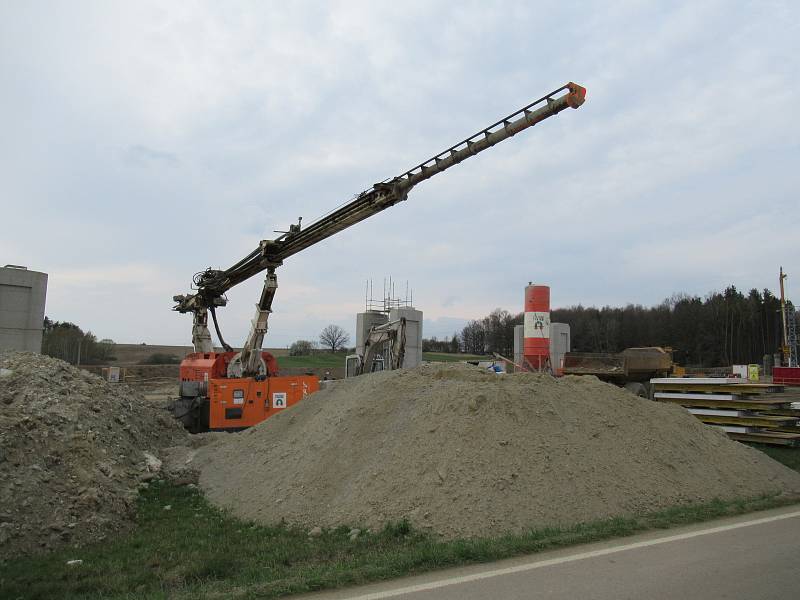 Od zahájení výstavby devítikilometrové přeložky uplynulo šest měsíců. Pandemie koronaviru se na stavebním ruchu dle Správy železnic nepodepsala.