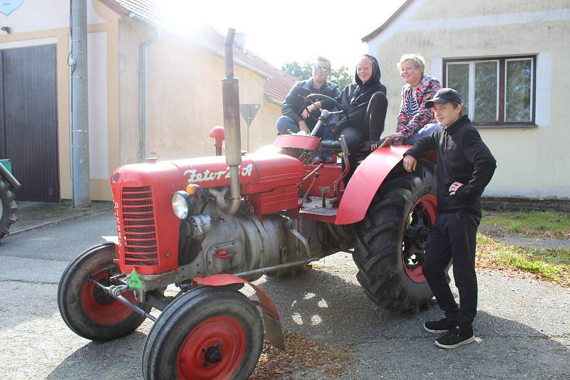 Přehořovská traktoriáda přivítala v sobotu vice než padesátku traktorů. Čekala je spanilá jízda i soutěže.