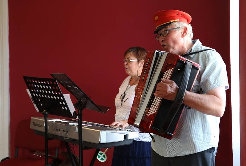 Slavnostního otevření Weisova domu v pátek 16. července se zúčastnila řada významných hostů včetně starosty Víta Rady. O hudební program se postarali manželé Molíkovi.