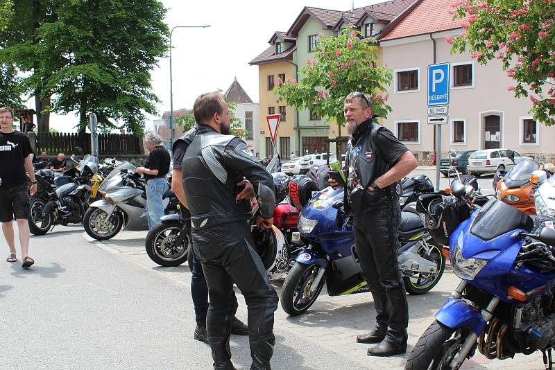 Motorkáři si do Chýnova přijeli pro požehnání již počtvrté.