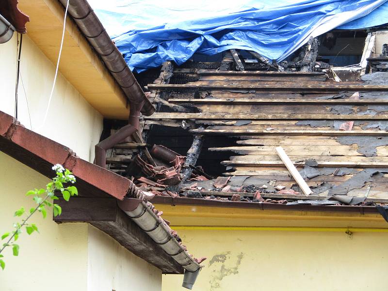 Ubytovna v Táboře deset dnů po požáru. Škodu hasiči odhadují na pět milionů.