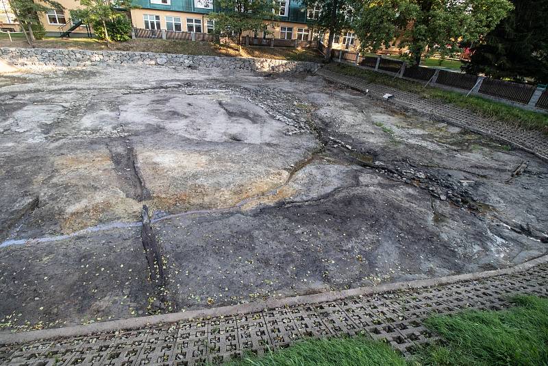 Tým archeologů Husitského muzea v Táboře na dně Farského rybníka v Plané nad Lužnicí pracuje již od srpna. foto: archiv Husitského muzea