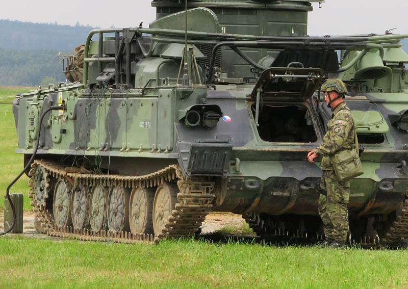 Protiletadlový raketový pluk Strakonice a civilní zálohy cvičily na bechyňské základně vedení boje se vzdušným protivníkem včetně zásahu proti demonstrantům útočícím na jejich techniku.