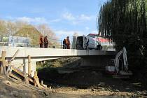 Poslední stavební úpravy mostu v Tučapech před jeho otevřením.