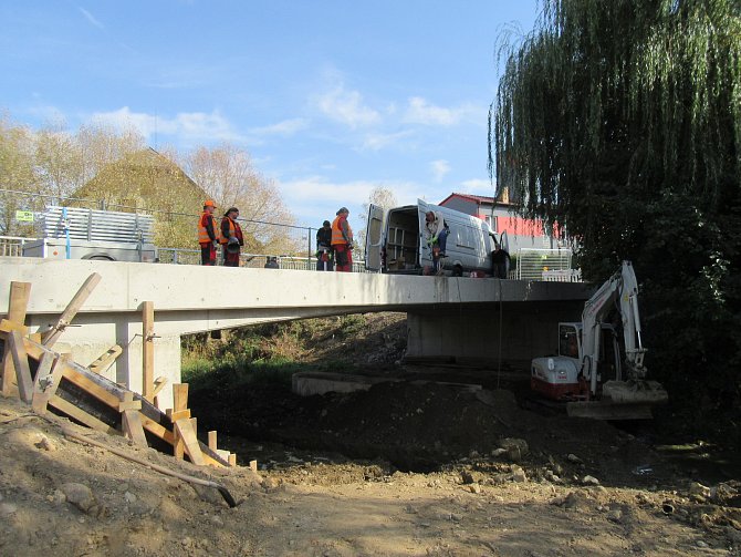 Poslední stavební úpravy mostu v Tučapech před jeho otevřením.