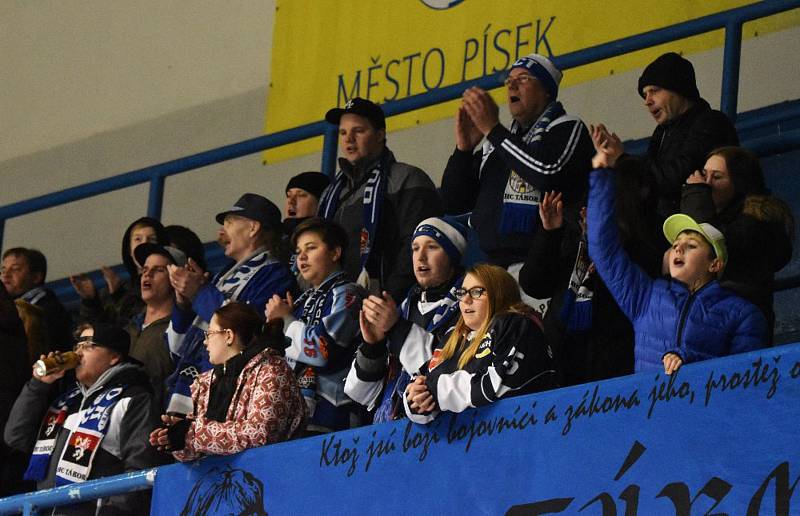 Táborští zvládli i páté sezónní derby s Pískem, tentokrát na jeho ledě. IHC Králové Písek - HC Tábor 4:7.