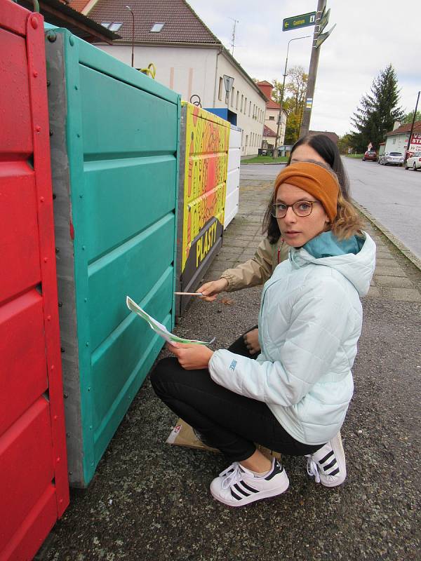 Projekt GraffitEko, díky kterému soběslavští žáci zkrášlují městské kontejnery, pokračuje i tento rok. Maluje se potřetí. Děti zdobí kontejnery u nádraží, zbývá už jen poslední.