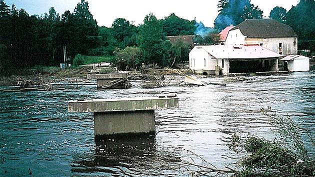 Ilustrační foto. Povodeň v roce 2002 vzala most v Dobronicích u Bechyně.