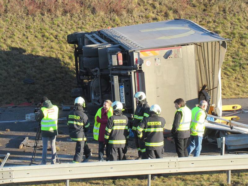 Na 89. kilometru dálnice D3 mezi obcemi Janov a Doubí u Tábora havaroval kamion s osobním automobilem, čtyři osoby byly při nehodě zraněny.