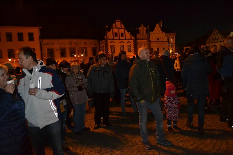 V sobotu večer se na Žižkově náměstí v Táboře konal pietní akt a zároveň demonstrace za odstoupení trestně stíhaného premiéra.