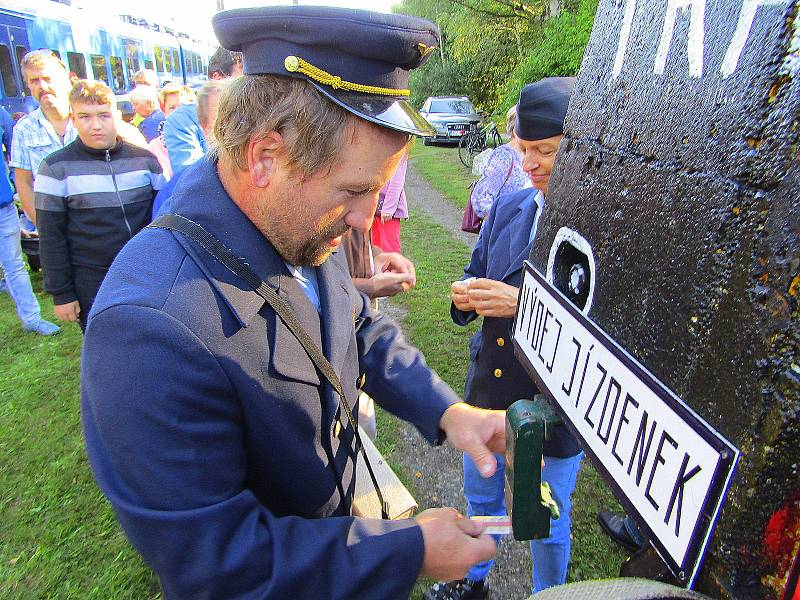 Z Roudné na Táborsku v pátek 2. října v 9.12 hodin odjel poslední vlak. Řada lidí se přišla rozloučit se stanicí, která letos oslavila 80. výročí od svého vzniku.