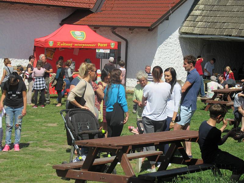 Na Kozí farmě u Svobodů v Turovecké ulici v Chýnově se již tradičně konaly Trhy ve dvoře.