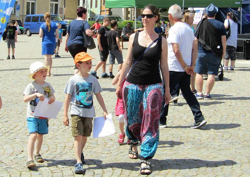 Hudba, tanec, dobročinný jarmark malovaných kamínků, dílničky i putování za tajenkou historickým centrem Tábora. To byla nedělní oslava 25. narozenin Rodinného centra Radost na Žižkově náměstí.