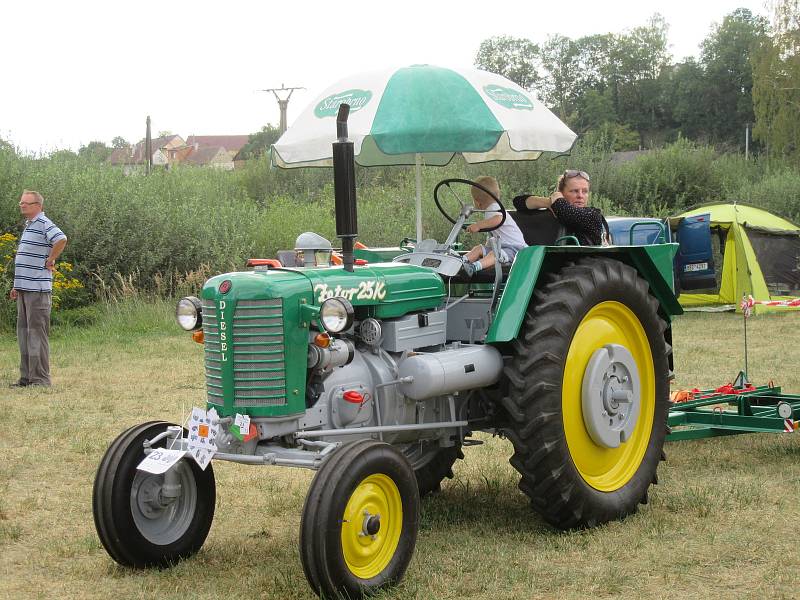 Na šedesát traktorů soutěžilo na hřišti v Dráchově.  Lenka Pospíšilová