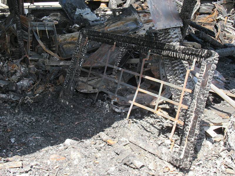 Při nočním požáru ze soboty 25. na neděli 26. července shořela dílna i kamion zaparkovaný vedle ní.