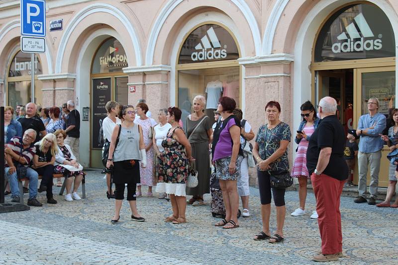 Táborské divadlo zahájilo novou sezonu. Došlo i na akrobacii v podání Elišky Brtrnické.