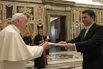 Předání obrazu v Apoštolském paláci přímo ve Vatikánu v pátek 17. prosince.