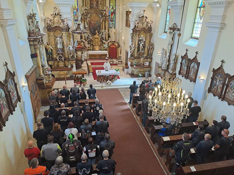 V pořadí 6. ročník Motorkářského požehnání v Chýnově se vydařil, hojné účasti přálo počasí a i atmosféra byla opět magická.