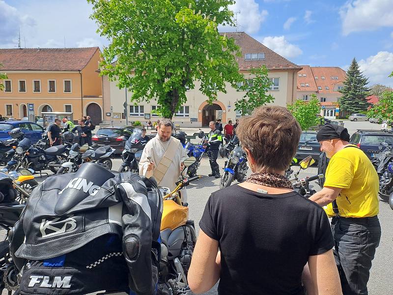 V pořadí 6. ročník Motorkářského požehnání v Chýnově se vydařil, hojné účasti přálo počasí a i atmosféra byla opět magická.