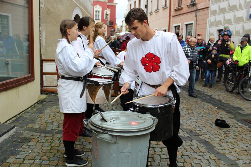 Žebrácká ulička, koncert, trh, vernisáž výstavy Jindřicha Štreita a Kurta Gebauera. To byla sobota Táborských slavností.