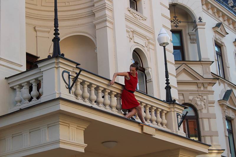 Táborské divadlo zahájilo novou sezonu. Došlo i na akrobacii v podání Elišky Brtrnické.