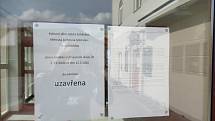 Díky nařízení vlády zavírají další obchody s módou, hračkářství, školky či restaurace po celém Táborsku. Některé provozovny opatření řeší prodejem z okénka či rozvozem. Zůstává jen základní obslužnost jako potraviny, drogerie či lékárny.