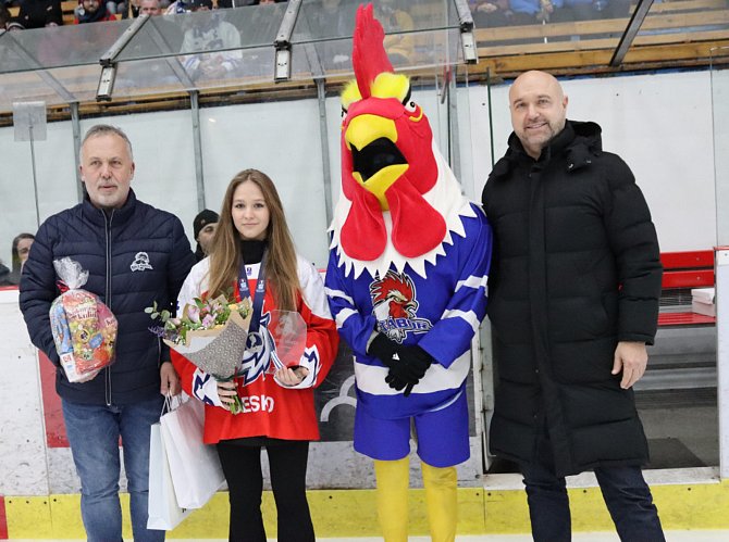 Stříbrné medailistce z MS hráček do 18 let Adéle Pánkové poděkovali za výbornou reprezentaci klubu představitelé HC Tábor, v jehož dresu odchovankyně soběslavského hokeje nastupuje v žákovské extralize devátých tříd.