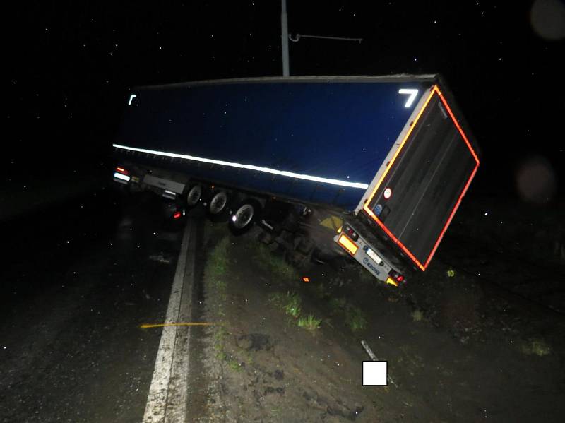 Na železničním přejezdu u obce Sudoměřice u Bechyně se v úterý večer střetlo osobní a nákladní auto. Kamion se pak převrátil a zasahoval do kolejiště.