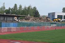 Aktuální fotografie zachycují pokračující demoliční práce na stadionu Míru, kde vznikne nová všesportovní hala pro Tábor.