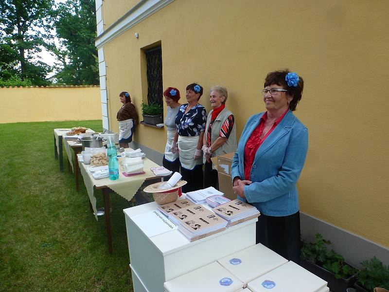 Program začal v knihovně prohlídkou výstavy z činnosti Klubu Plánských Dam a pokračoval přednáškou Mgr. Jakuba Rychtara o strávnících středověku. Poté byli účastníci pozváni na historicko-kulinářskou procházku a knihovnice měly pro každou ze sedmi zastáve