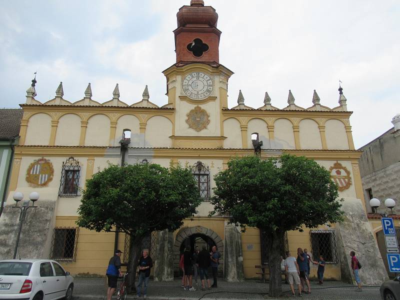 Stará radnice byla postavena na místě původní radnice (vyhořelé v roce 1579) v roce 1616 mistrem Benešem Vlachem v renesančním slohu.