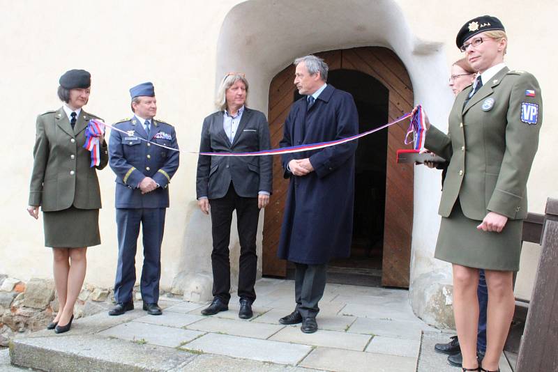 Své fotografie v Táboře vystavují autoři snímků z vojenských misí. Výstavu zahájil ministr Martin Stropnický.