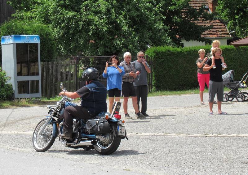 Z Hlavňova v pátek 5. července vyjelo 20 silničních motorek a jeden veterán na téměř padesátikilometrový výlet.