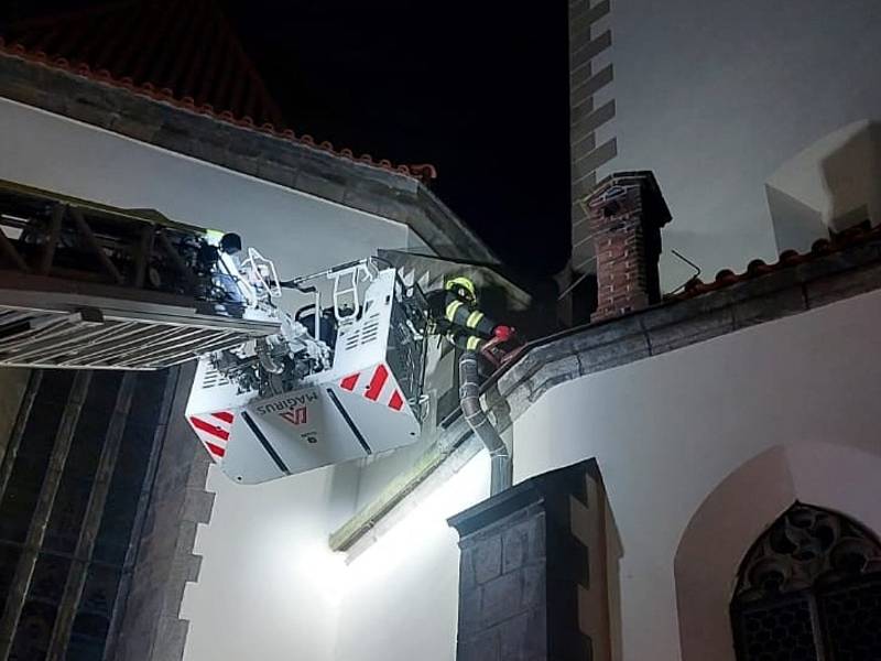 Jeden z nedělních zásahů při odstraňování následků vichřice byl v Táboře, kde hasiči sundávali z kostelní věže uvolněnou okenní tabuli za pomoci výškové techniky.