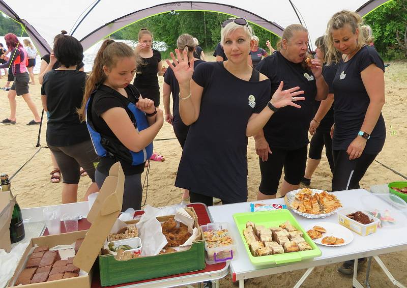 Slavnostní křest dračí lodě a první trénink Bestií se uskutečnil v neděli 6. června v 15 hodin.