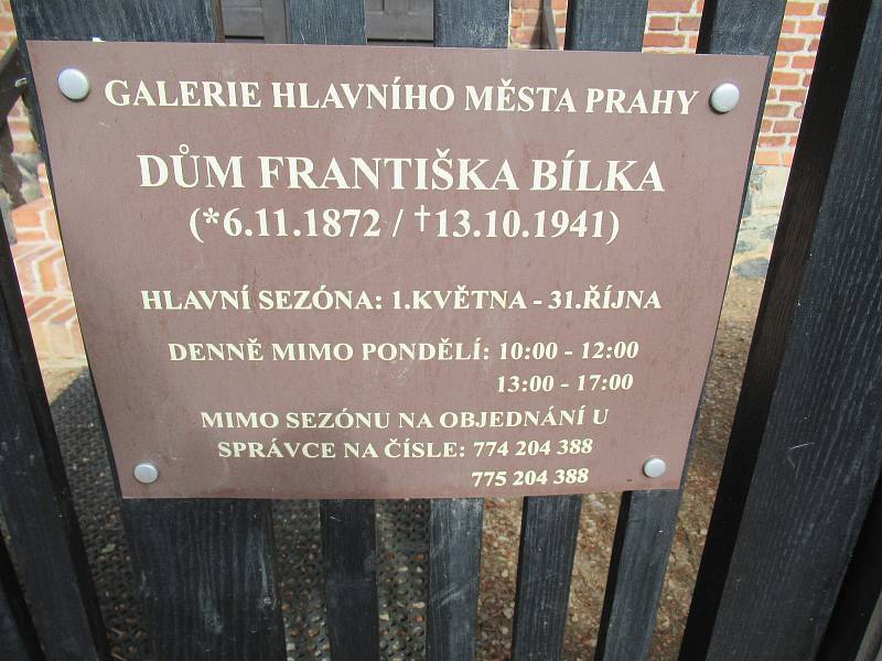 František Bílek vytvářel městské pomníky (pomník Mistra Jana Husa pro Kolín a Tábor), kresby, grafiky, užité umění, architekturu i funerální plastiky.