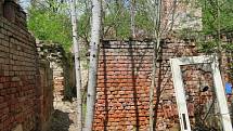 V Turoveckém lese nedaleko Košic na Táborsku je jediným pozůstatkem po vyhlazené vesnici Strakačov stejnojmenná vyhořelá hájovna.